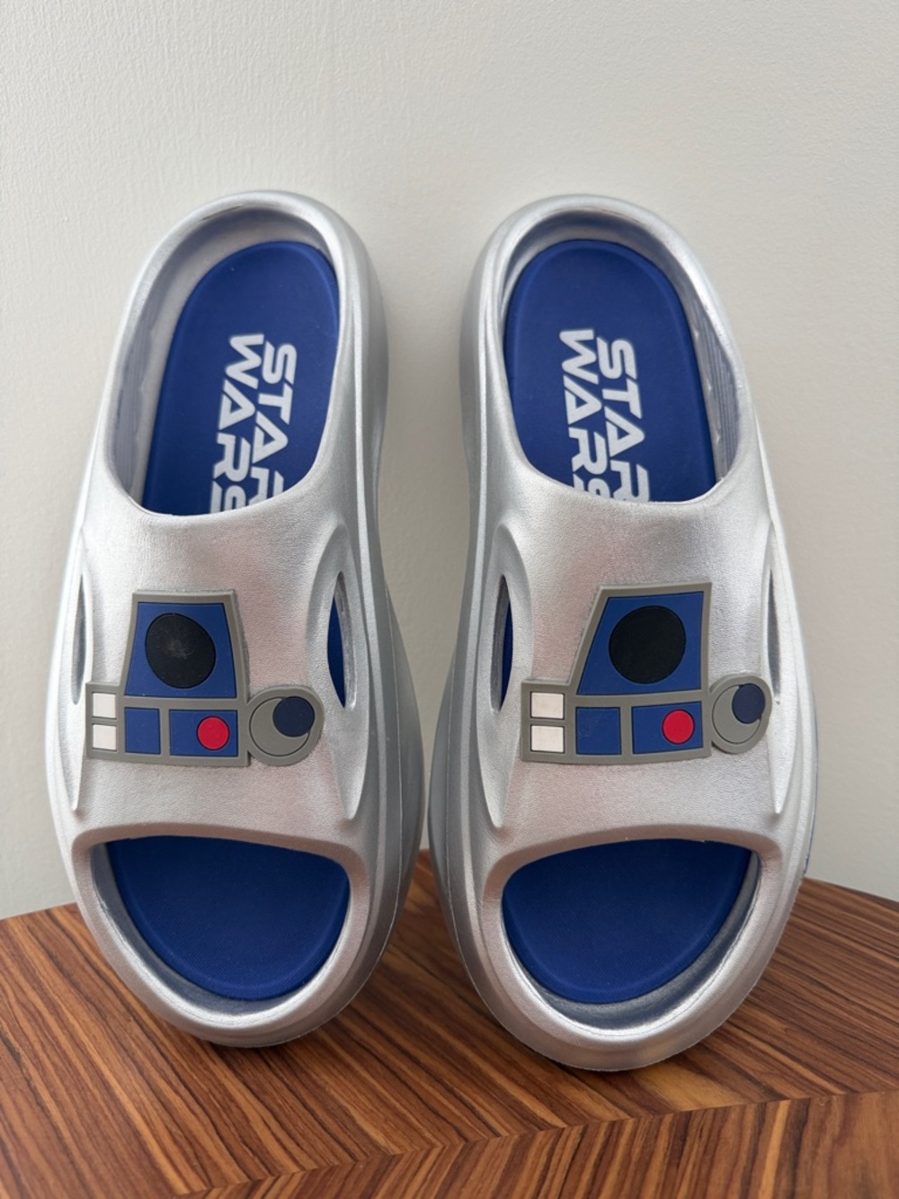 NWOT Ground Up Star Wars R2-D2 Metallic Men's Cloud Comfort Slide Sandals 12